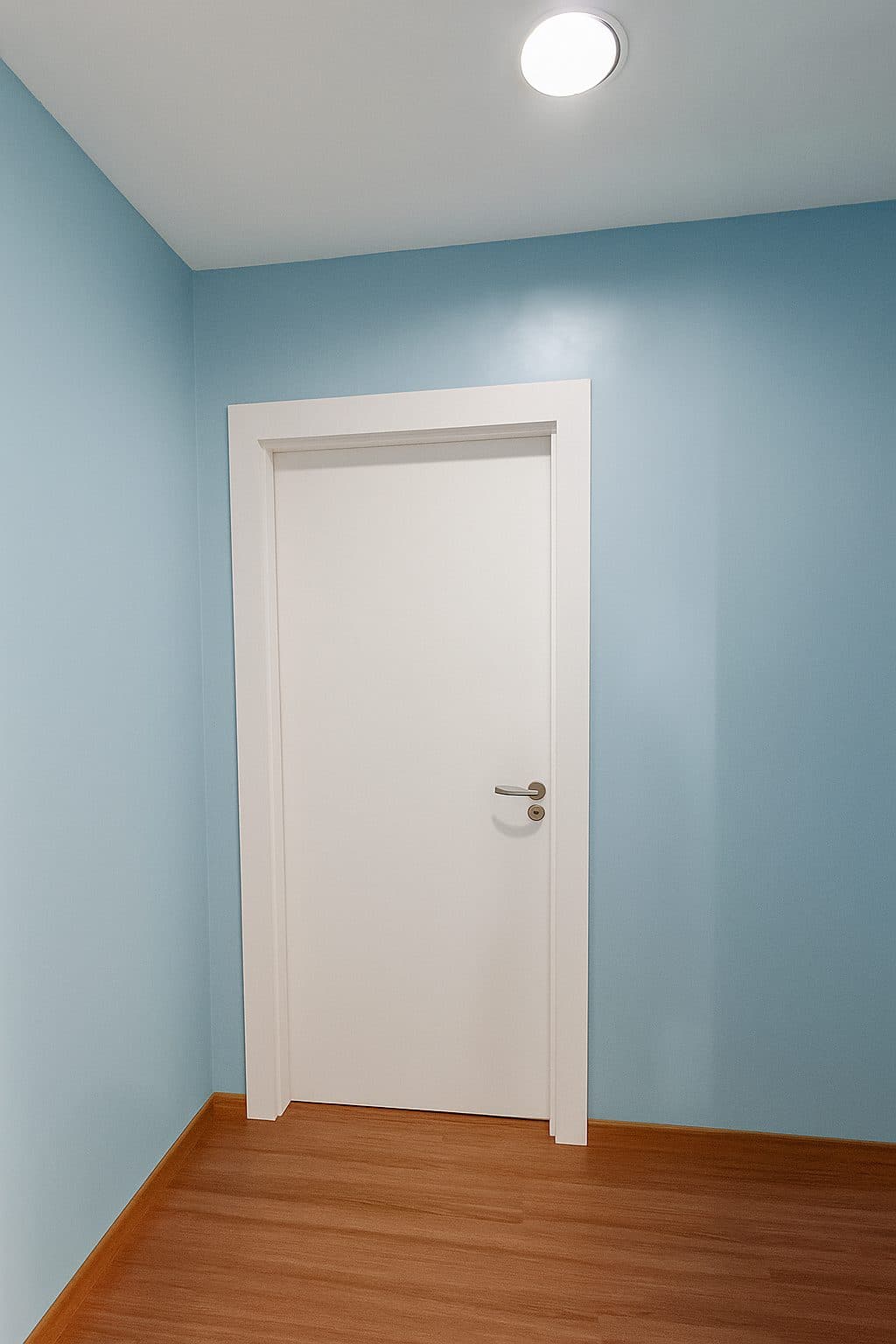 Porta branca em quarto de hospital com parede azul