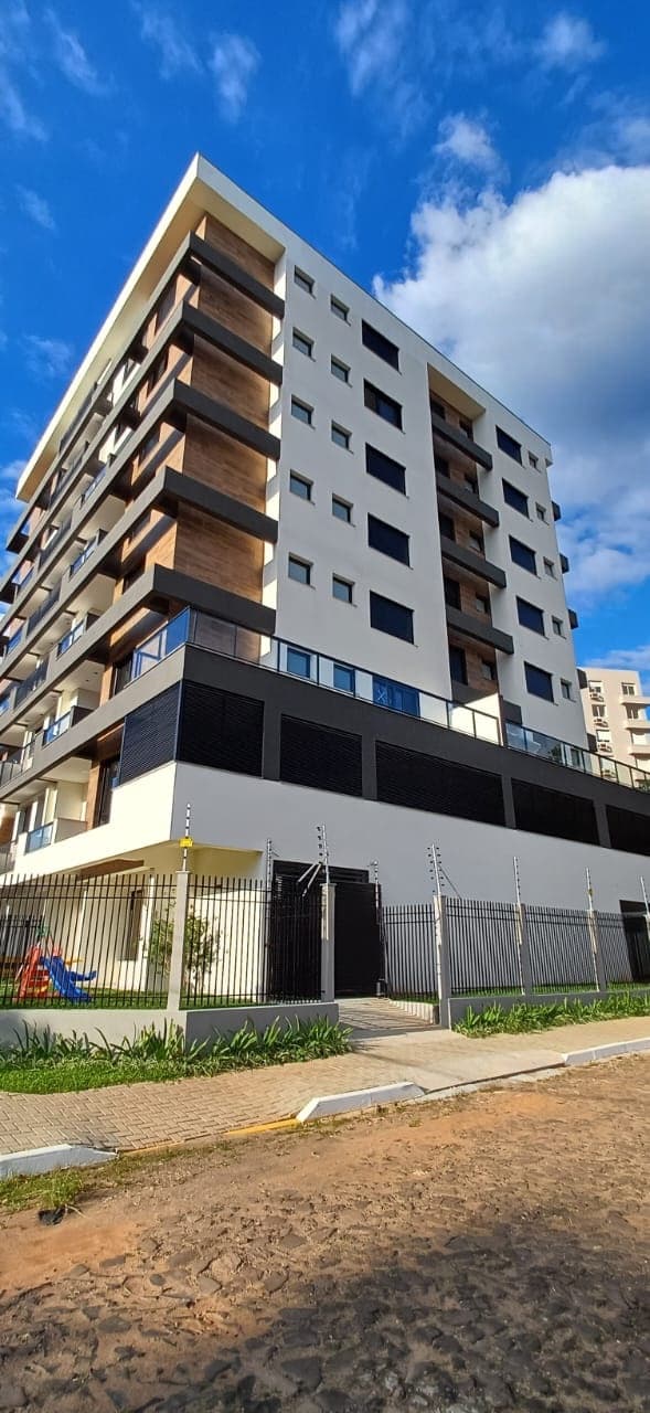 Fachada de edifício residencial com painéis amadeirados e sacadas em Novo Hamburgo